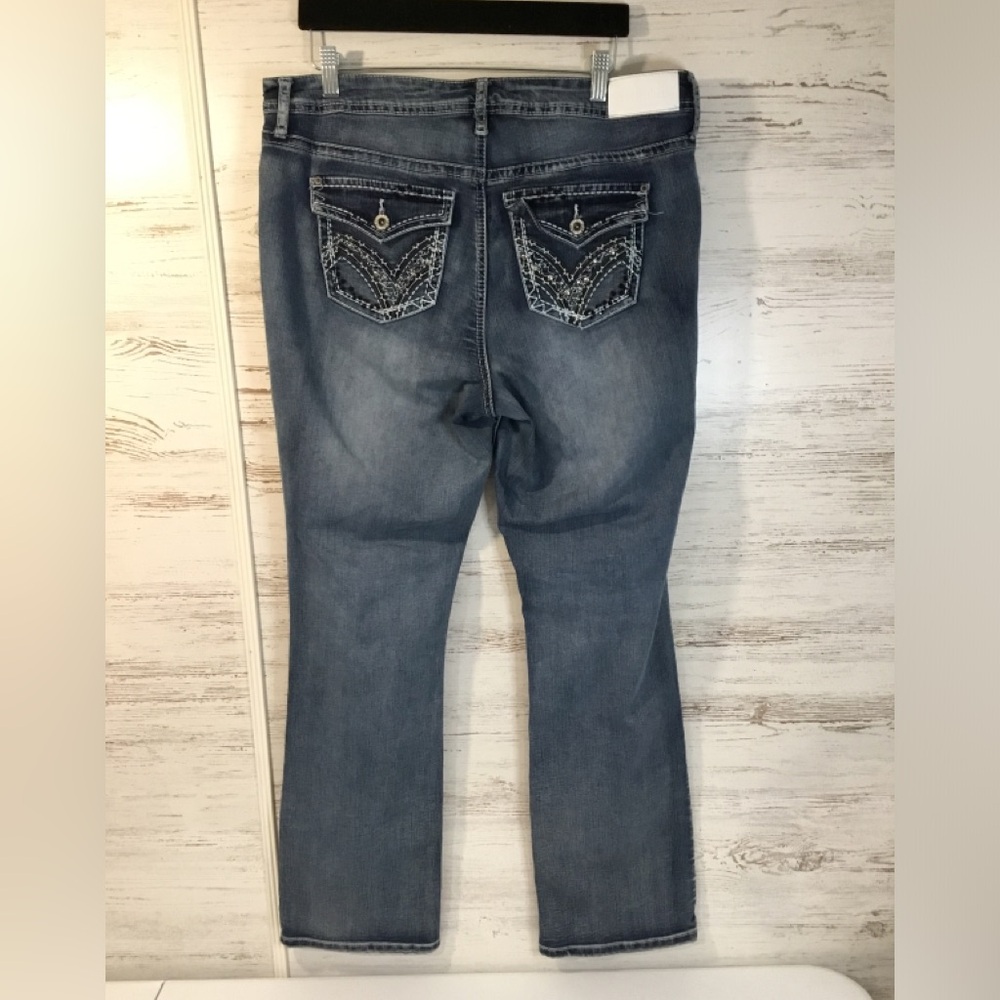 Hydraulic Women's Dark Blue Embroidered Boot Cut Jeans
Size 16W inseam 30” - Picture 4 of 11